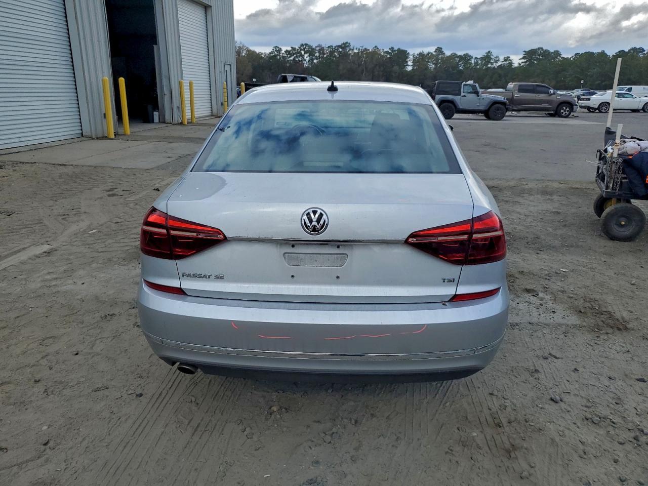 2017 VOLKSWAGEN Passat