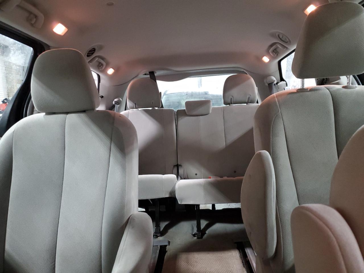 2011 TOYOTA SIENNA