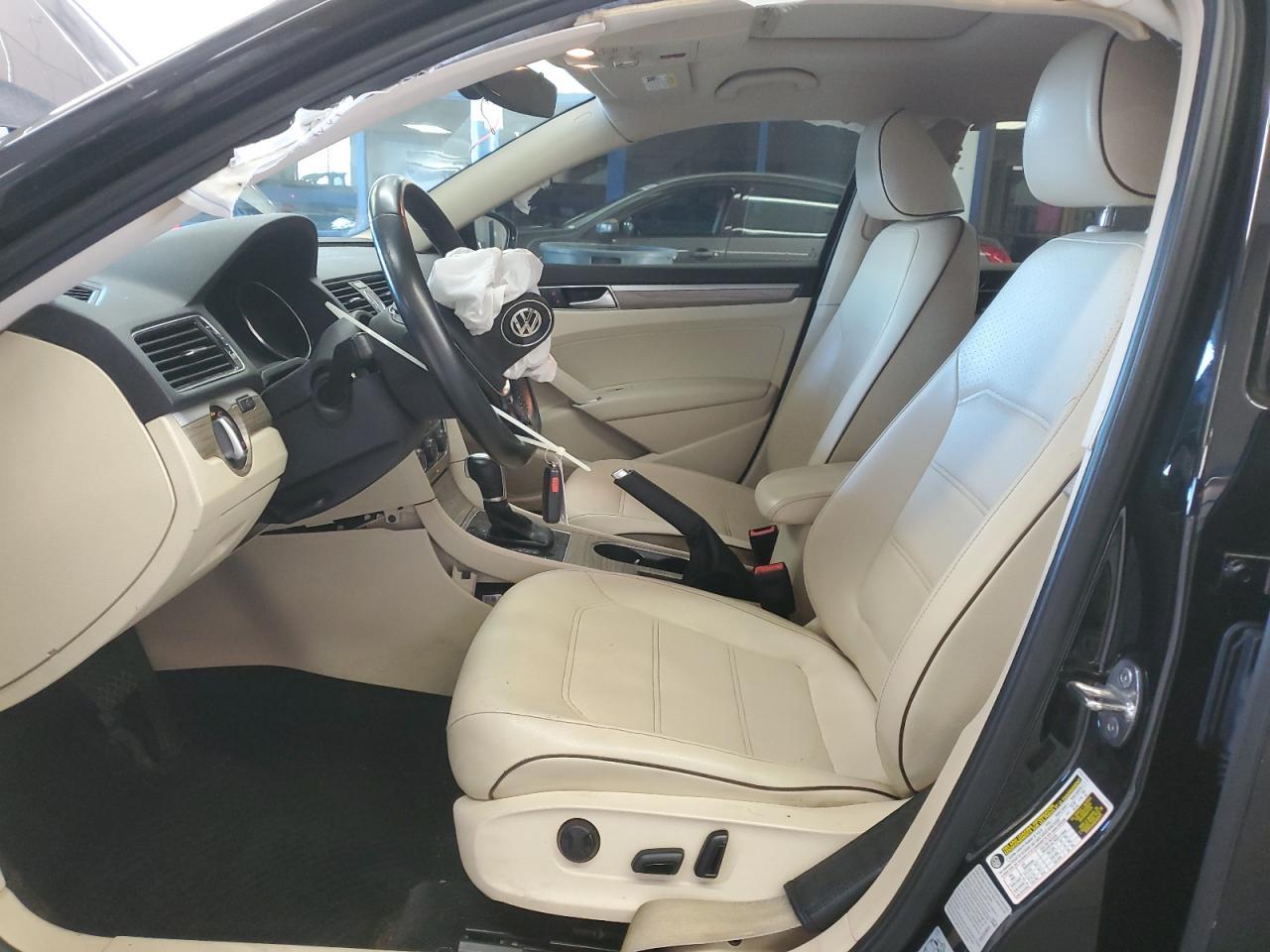 2016 VOLKSWAGEN Passat