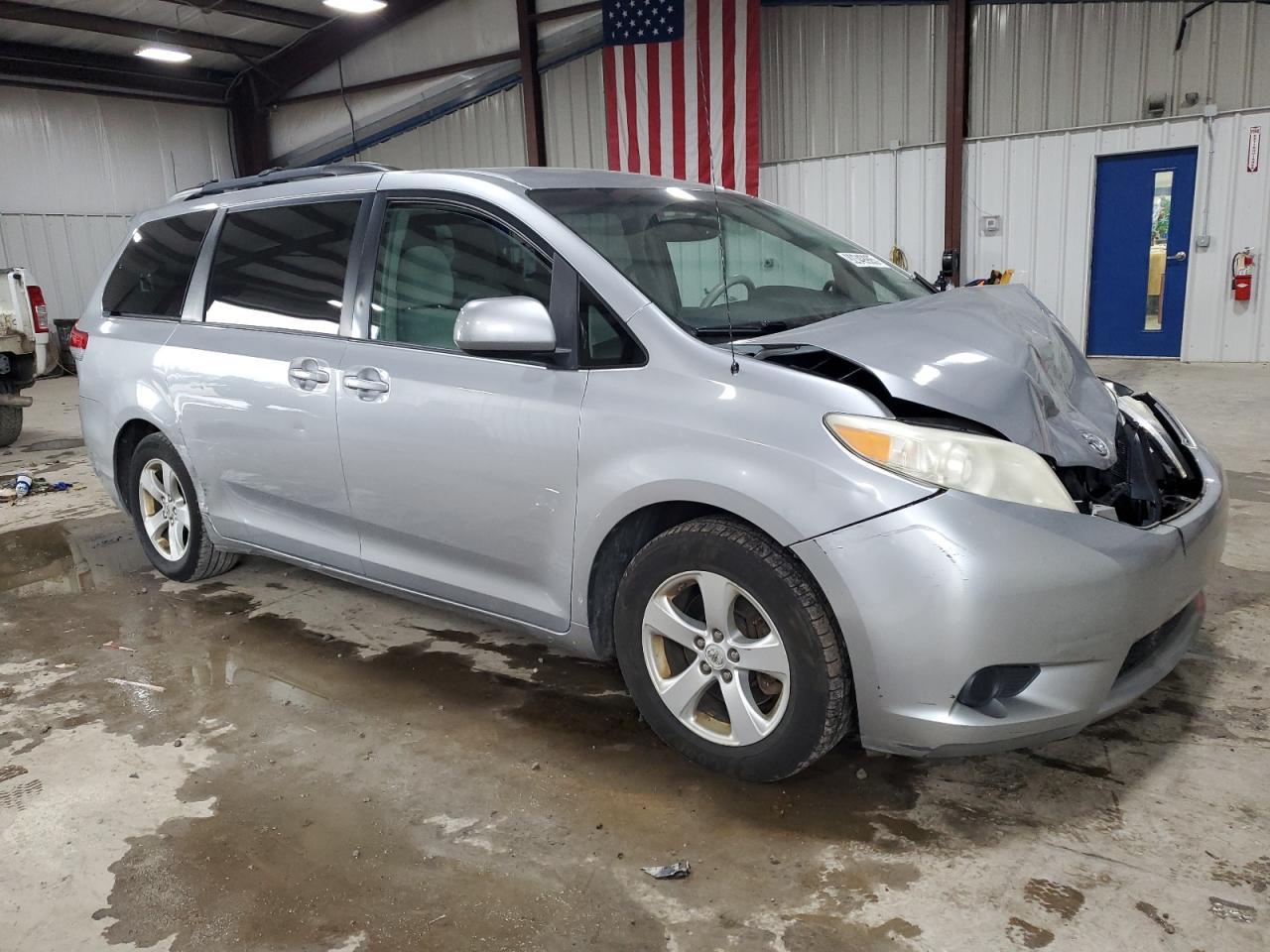 2011 TOYOTA SIENNA