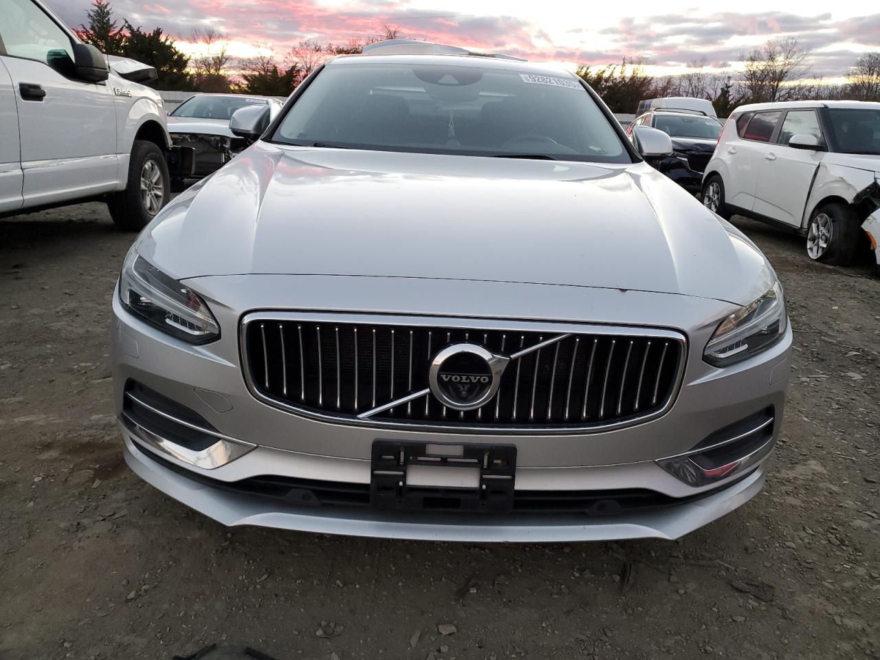 2018 VOLVO S90