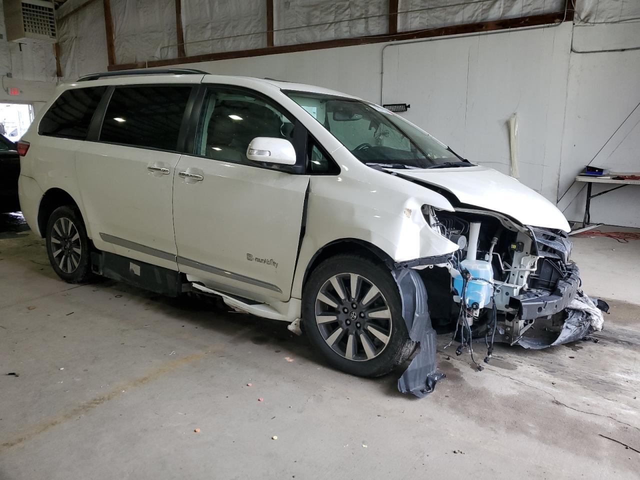 2018 TOYOTA SIENNA