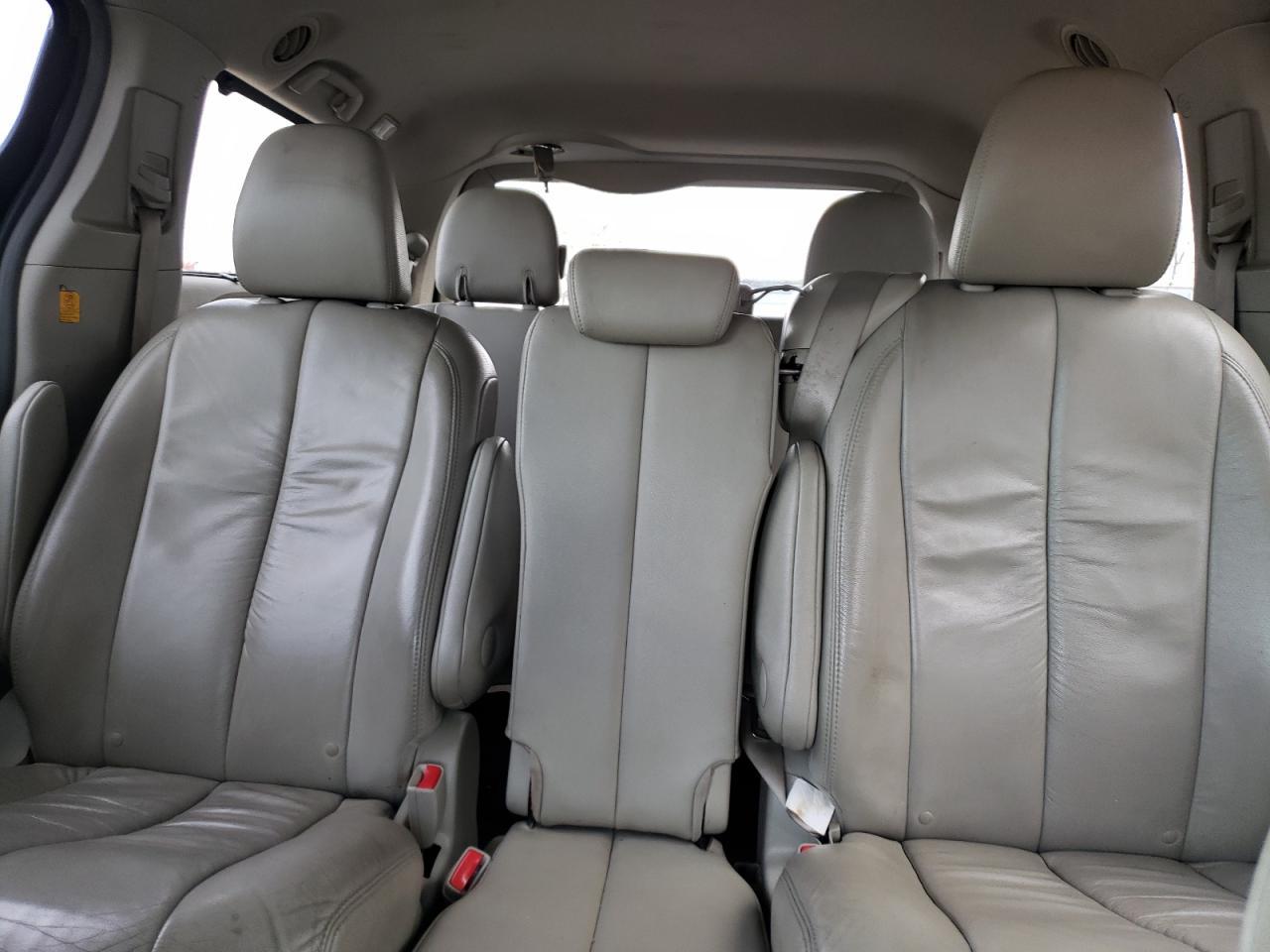 2011 TOYOTA SIENNA