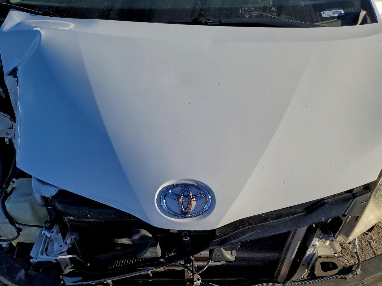 2011 TOYOTA SIENNA