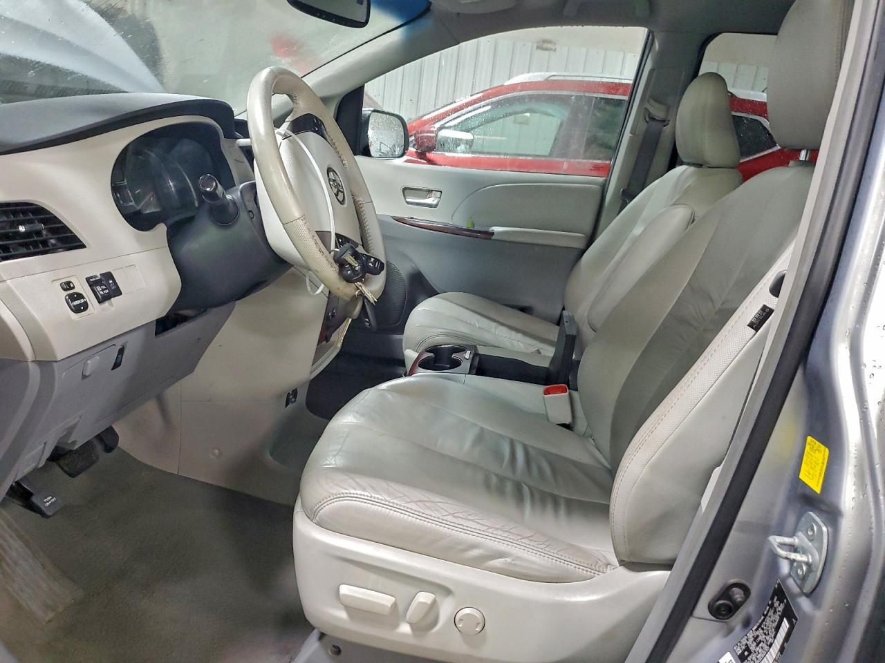 2011 TOYOTA SIENNA