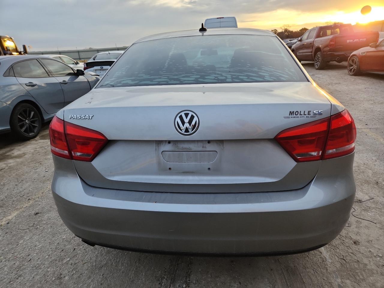2012 VOLKSWAGEN Passat