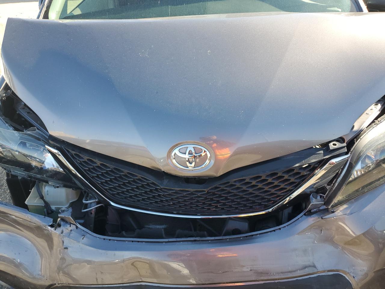 2011 TOYOTA SIENNA