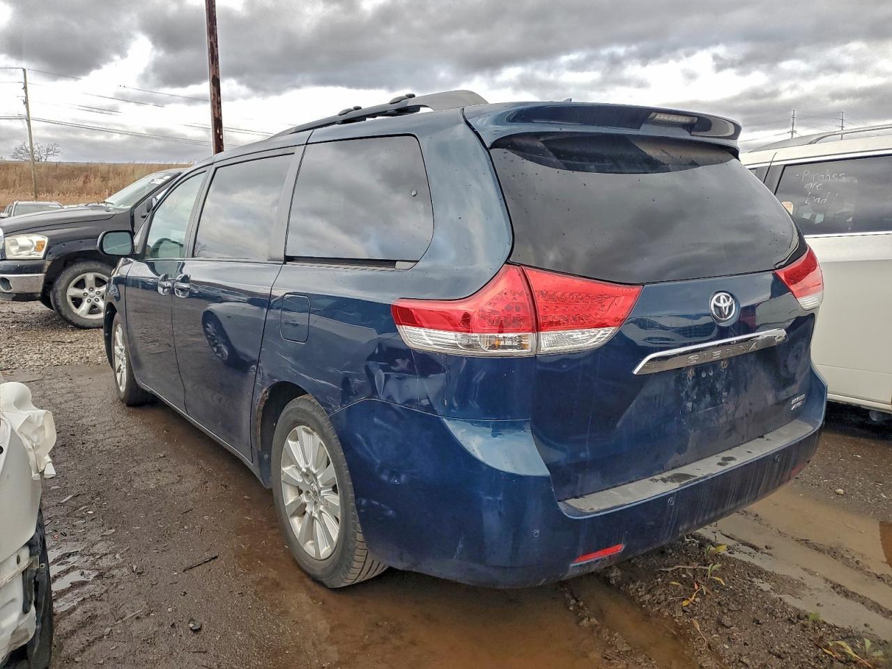 2011 TOYOTA SIENNA