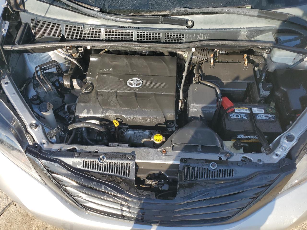 2011 TOYOTA SIENNA