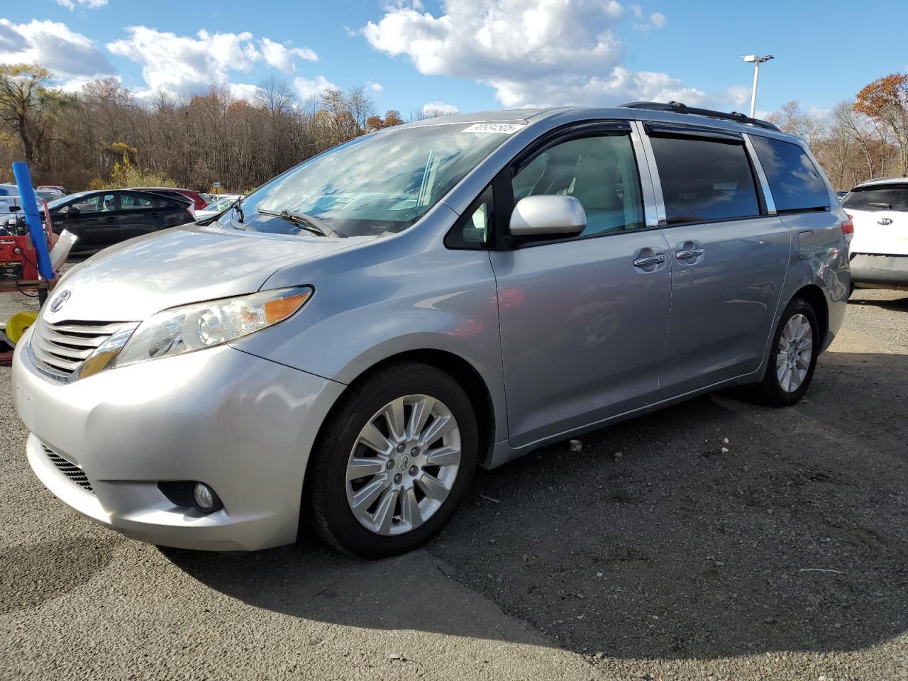 2012 TOYOTA SIENNA