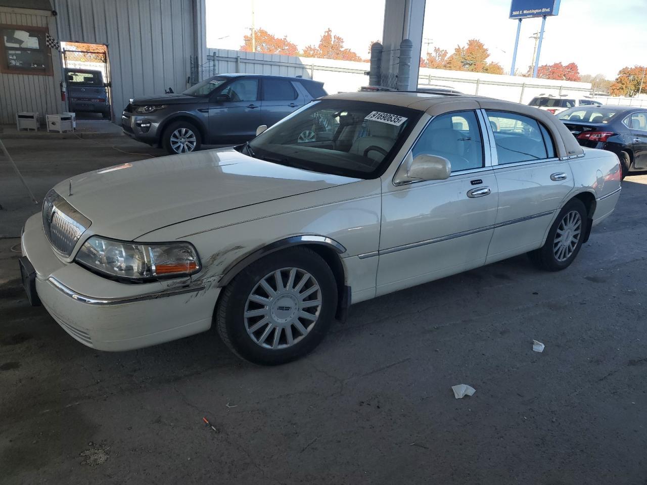 2005 LINCOLN Town Car
