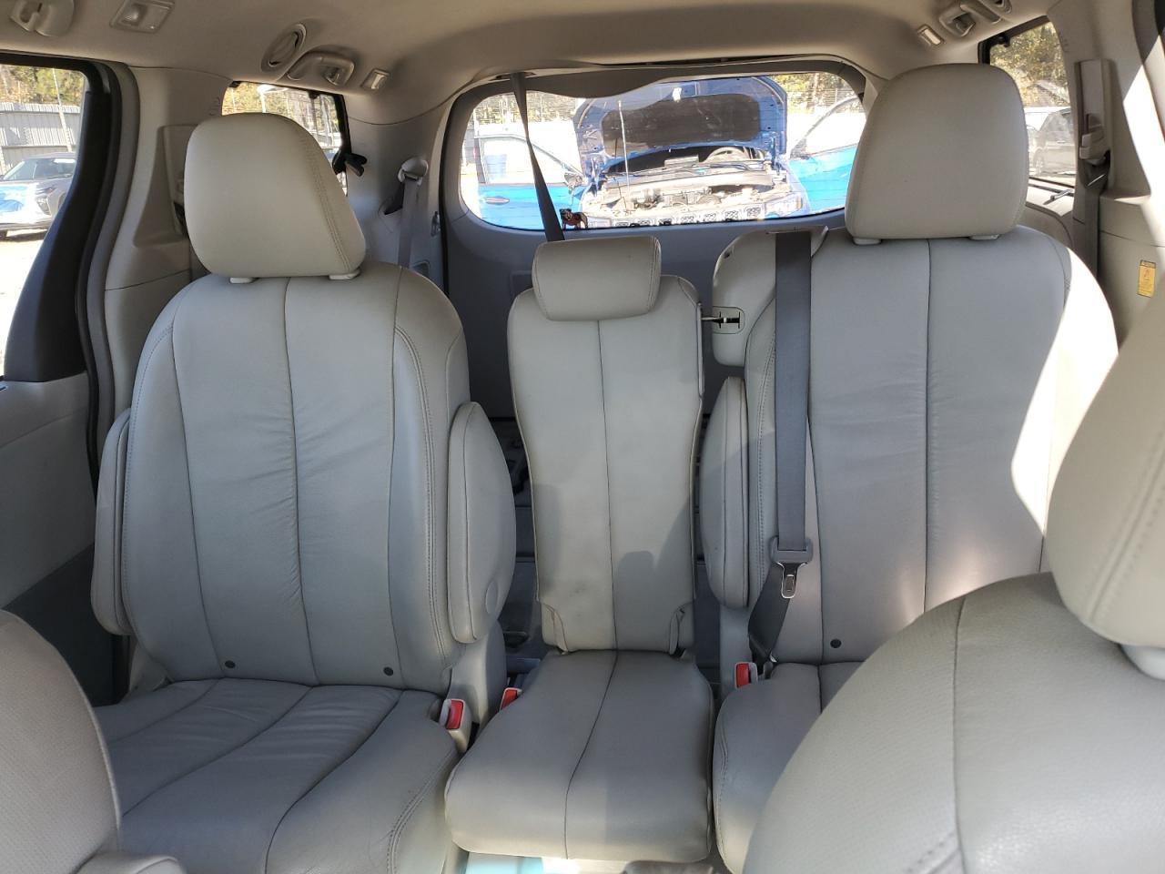 2012 TOYOTA SIENNA
