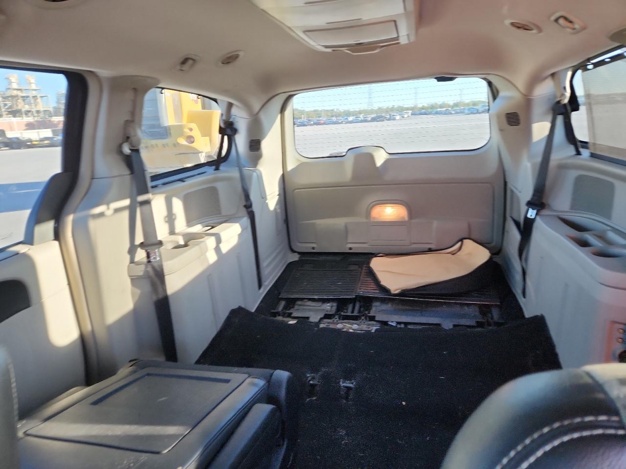 2012 CHRYSLER Town & Country