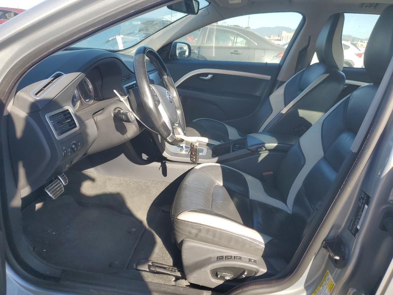 2010 VOLVO V70