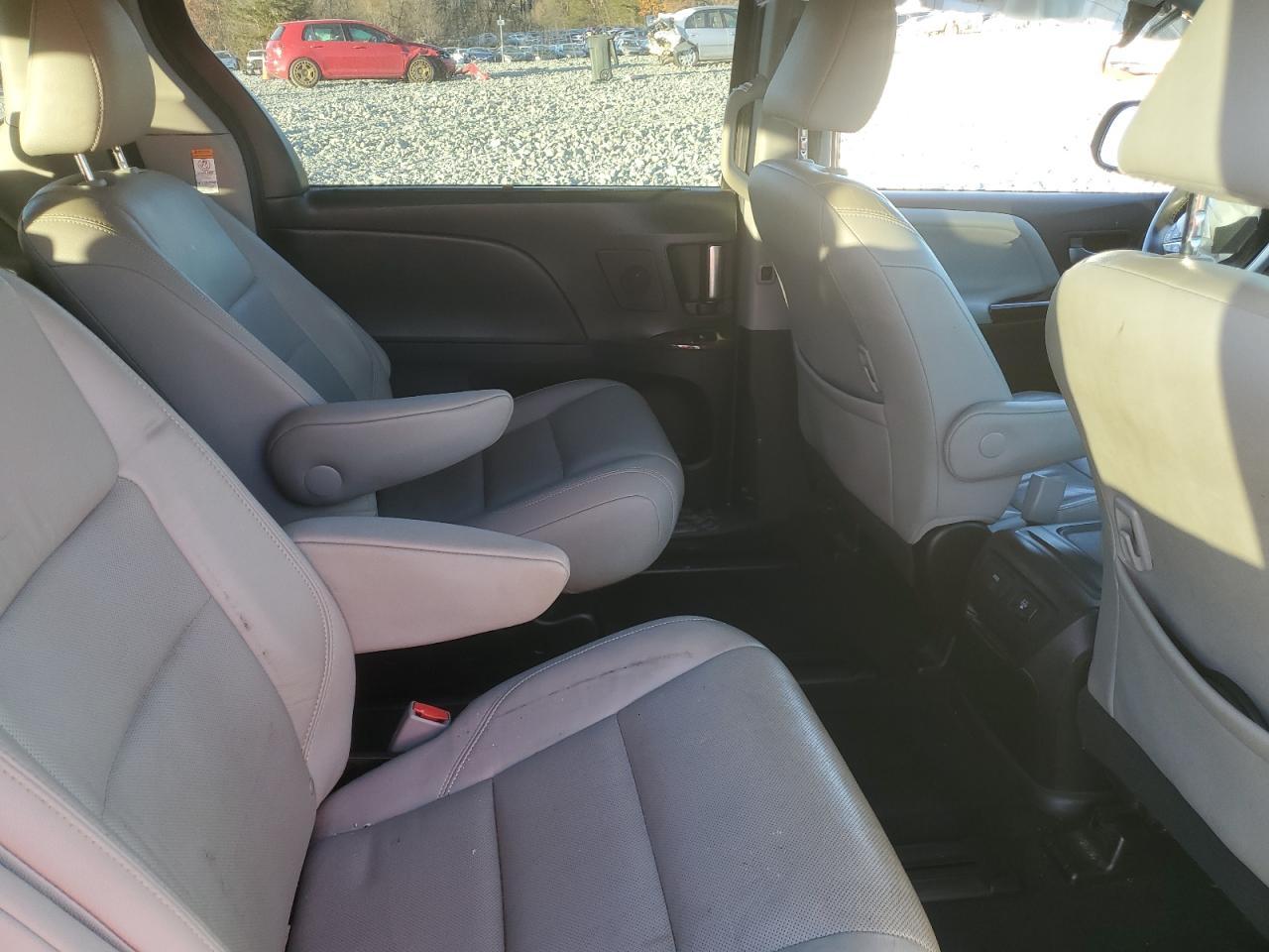 2017 TOYOTA SIENNA