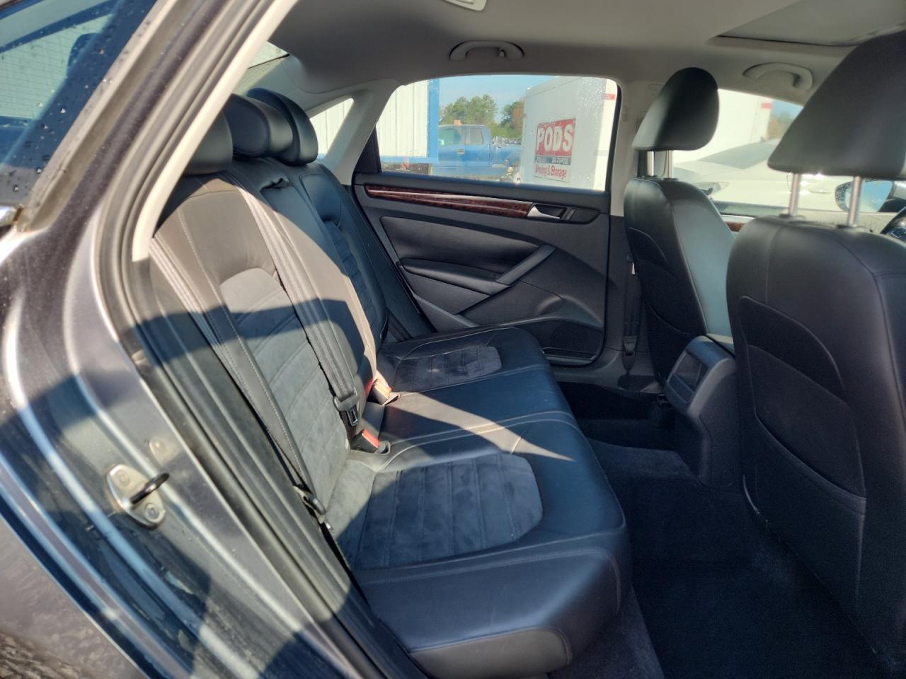 2012 VOLKSWAGEN Passat