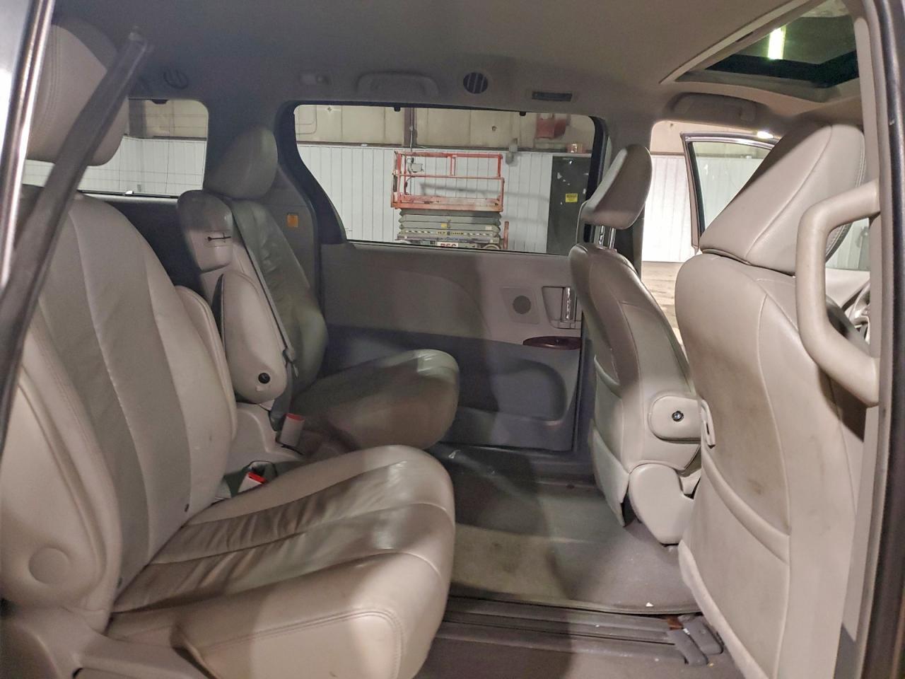 2011 TOYOTA SIENNA