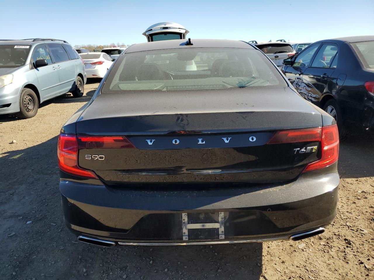 2017 VOLVO S90
