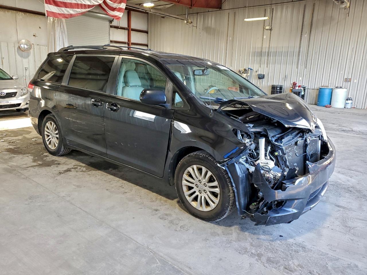 2012 TOYOTA SIENNA