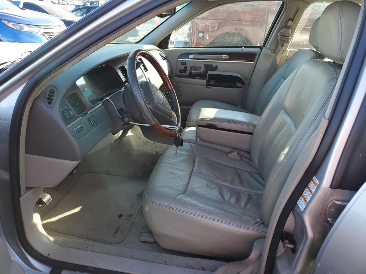 2004 LINCOLN Town Car