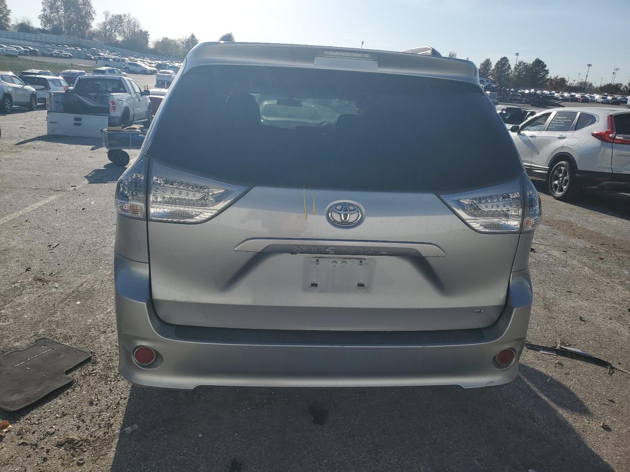 2011 TOYOTA SIENNA