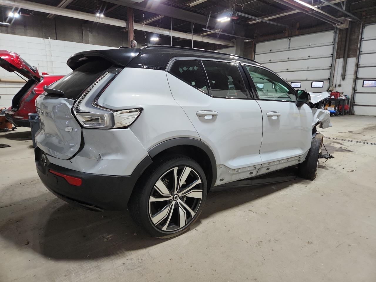 2022 VOLVO XC40