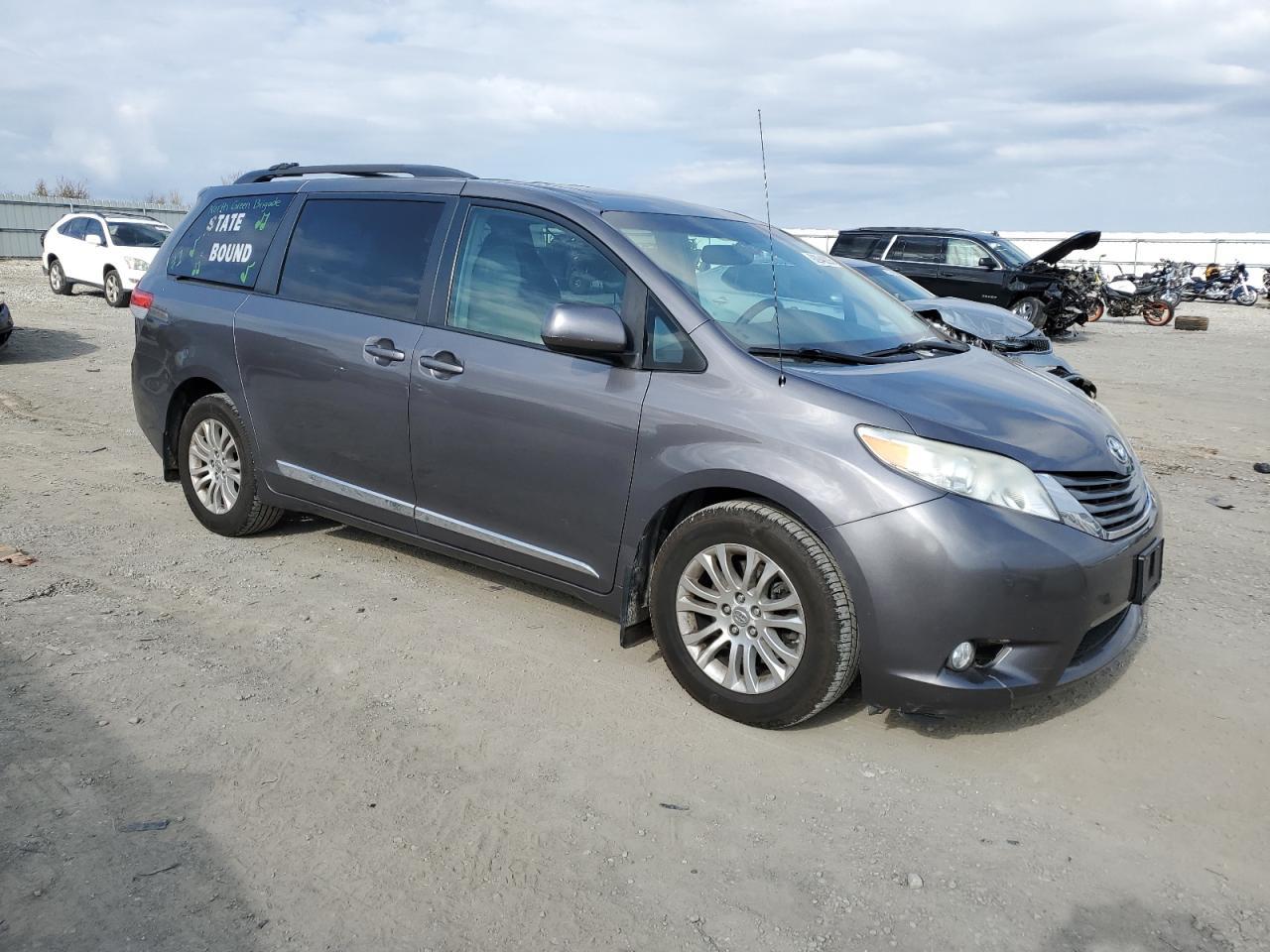 2011 TOYOTA SIENNA