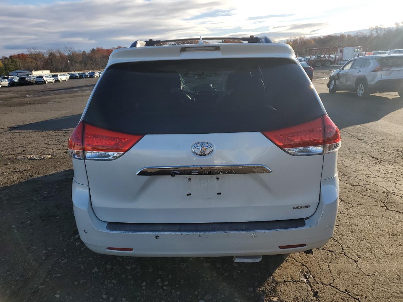 2011 TOYOTA SIENNA