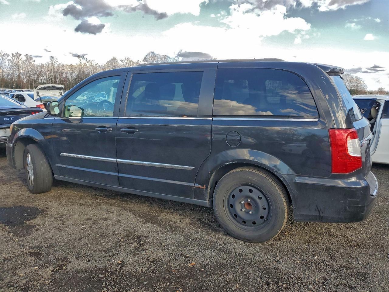 2013 CHRYSLER Town & Country