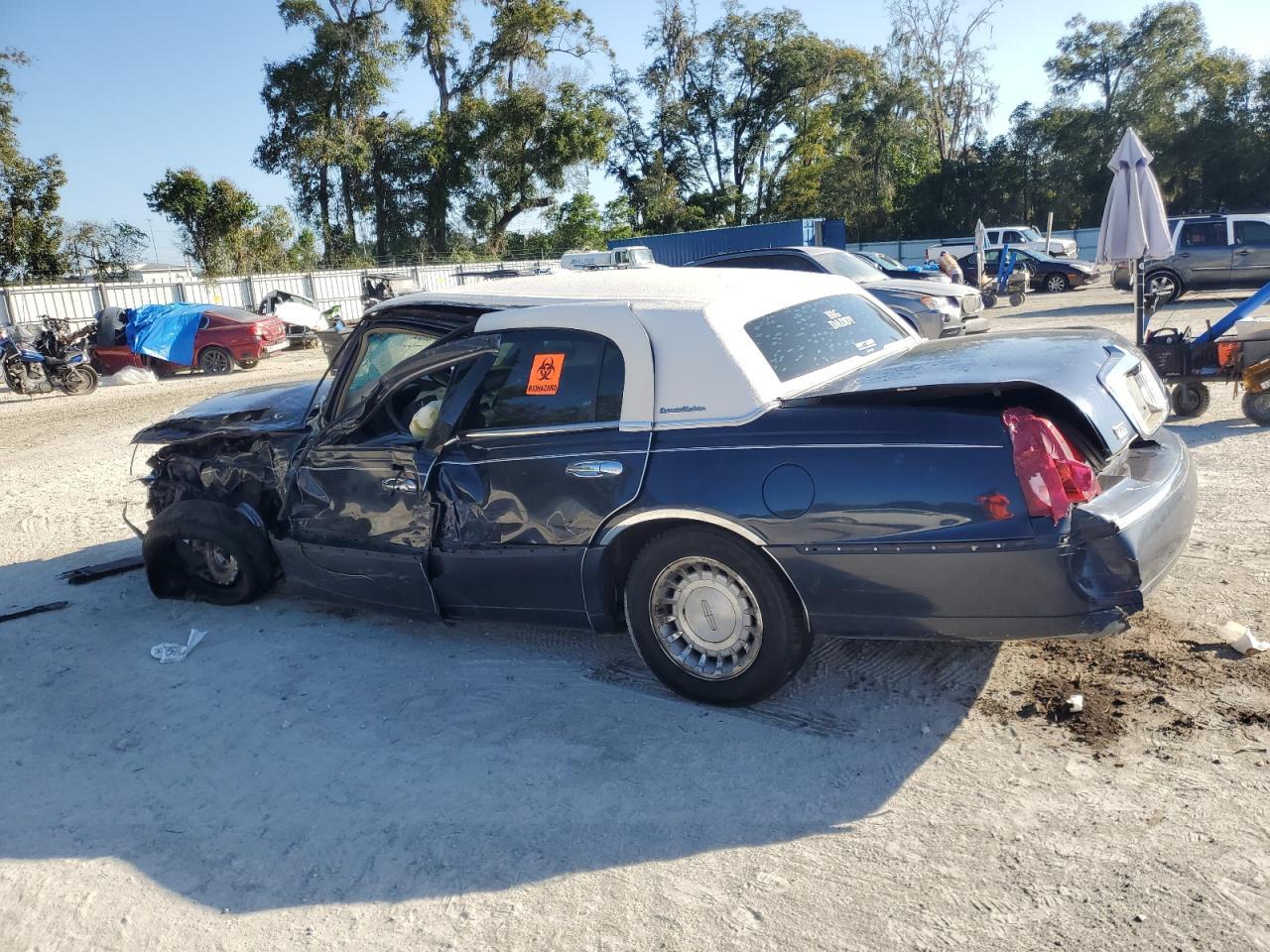 2001 LINCOLN Town Car