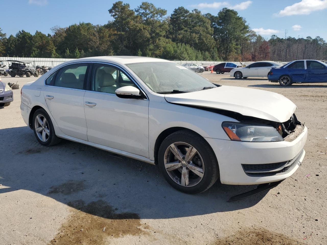 2012 VOLKSWAGEN Passat