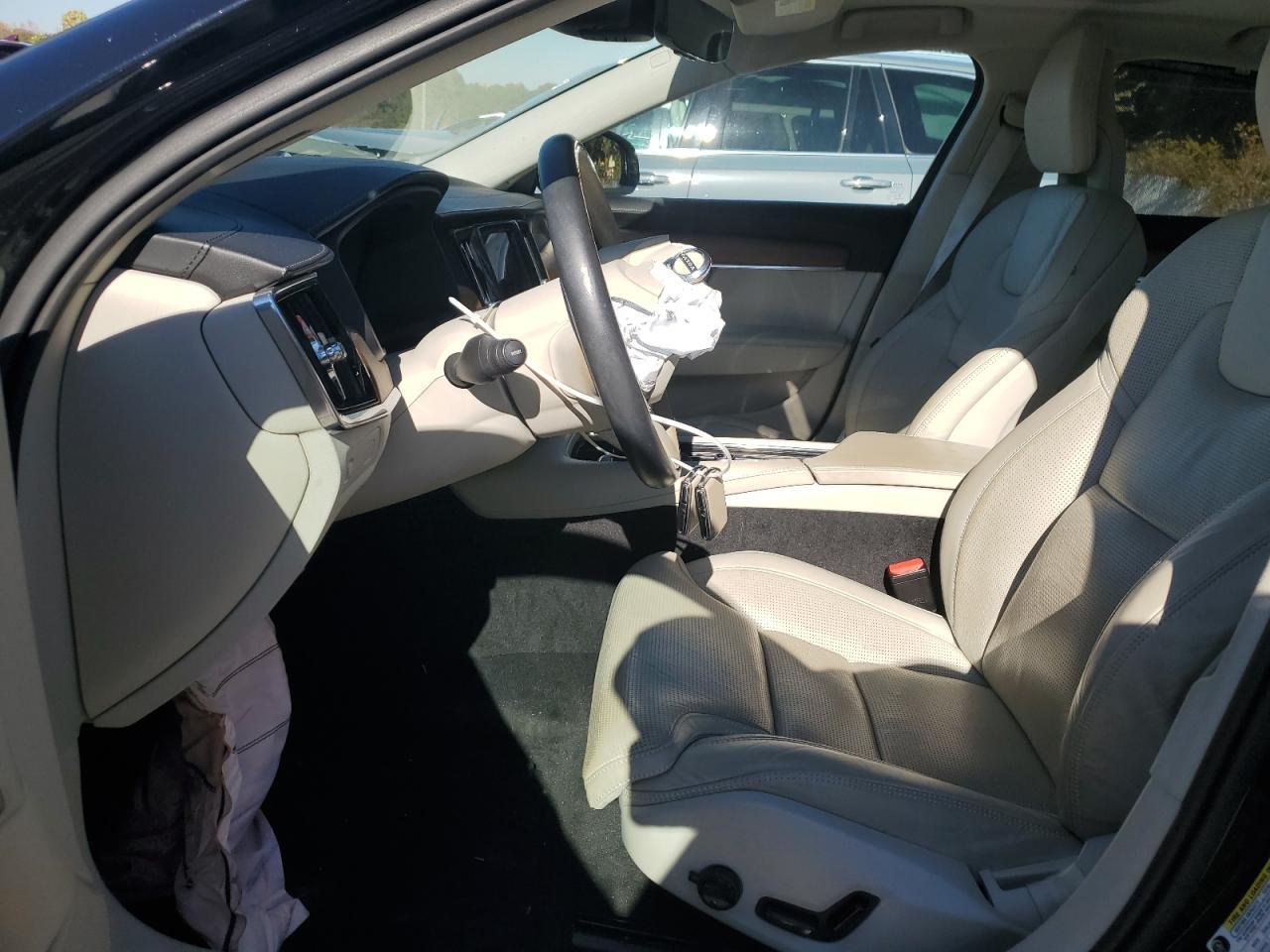 2017 VOLVO S90