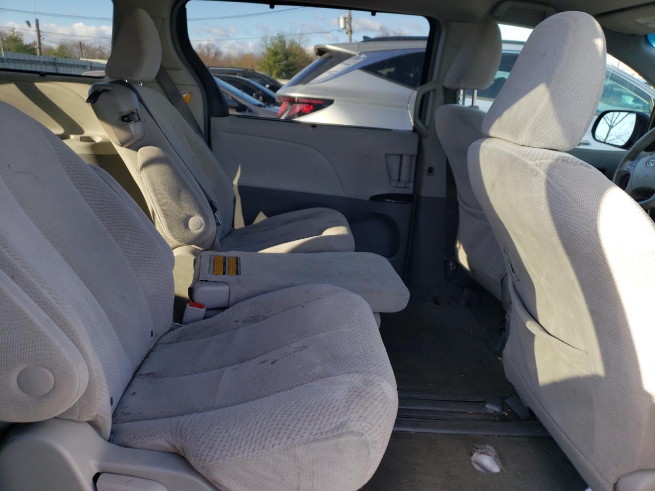 2011 TOYOTA SIENNA