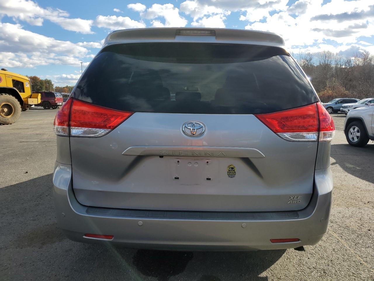 2012 TOYOTA SIENNA