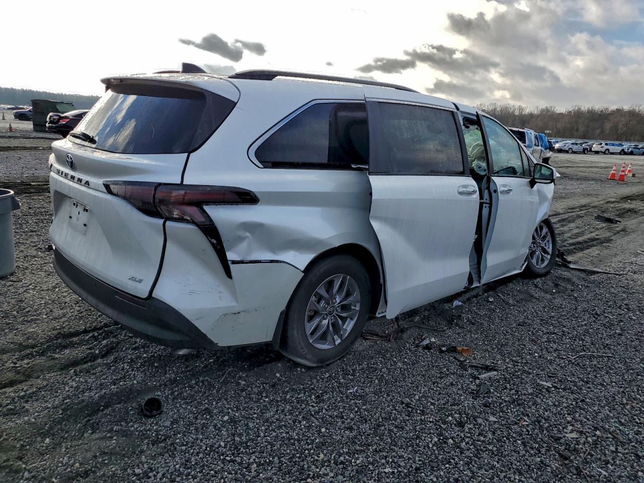 2025 TOYOTA SIENNA