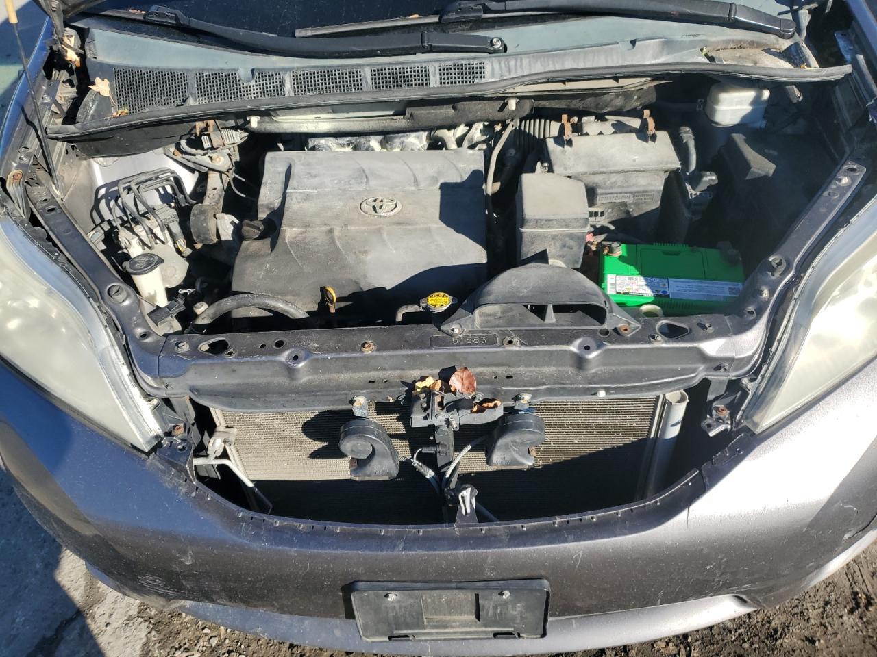 2011 TOYOTA SIENNA