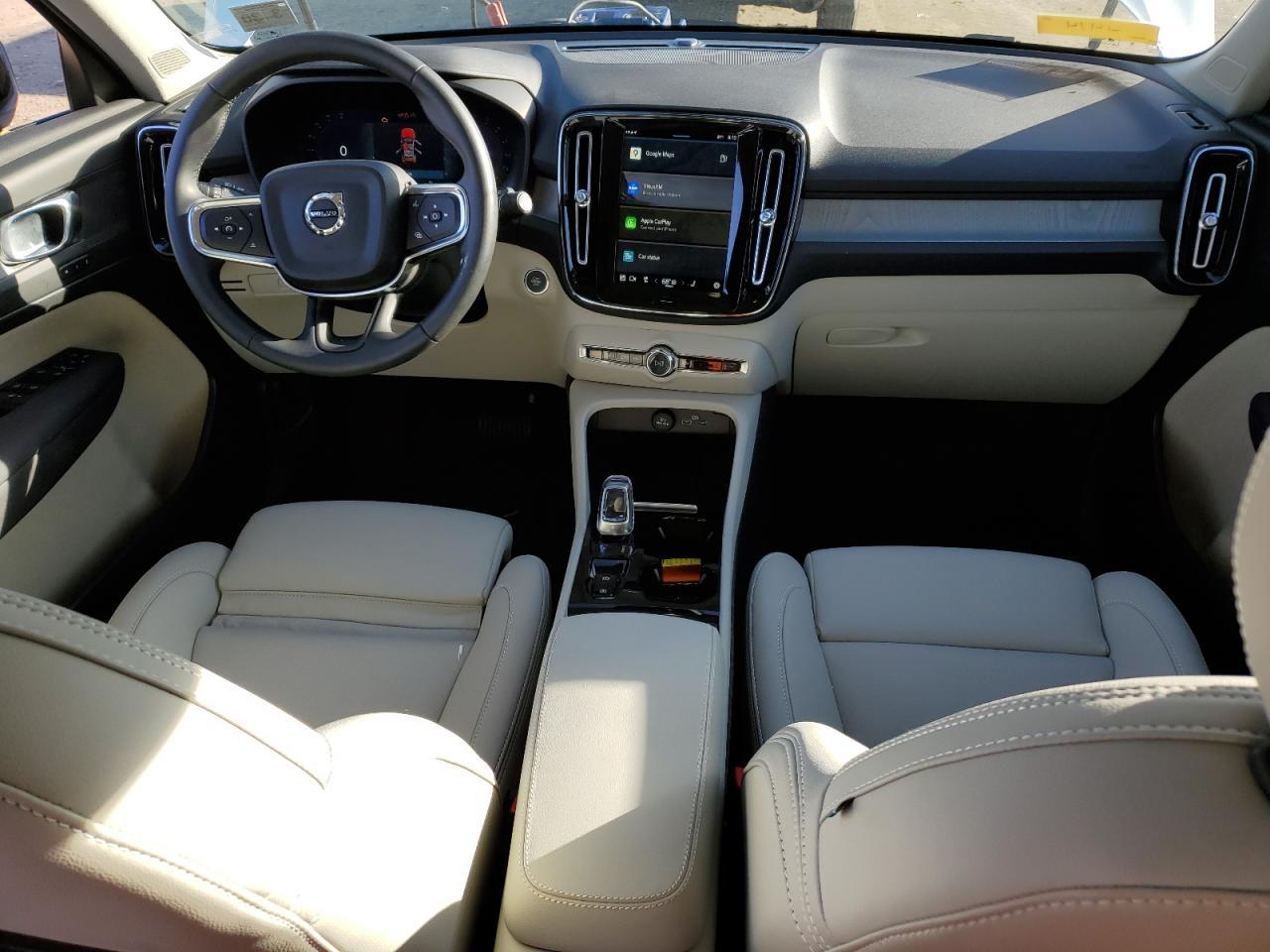 2025 VOLVO XC40