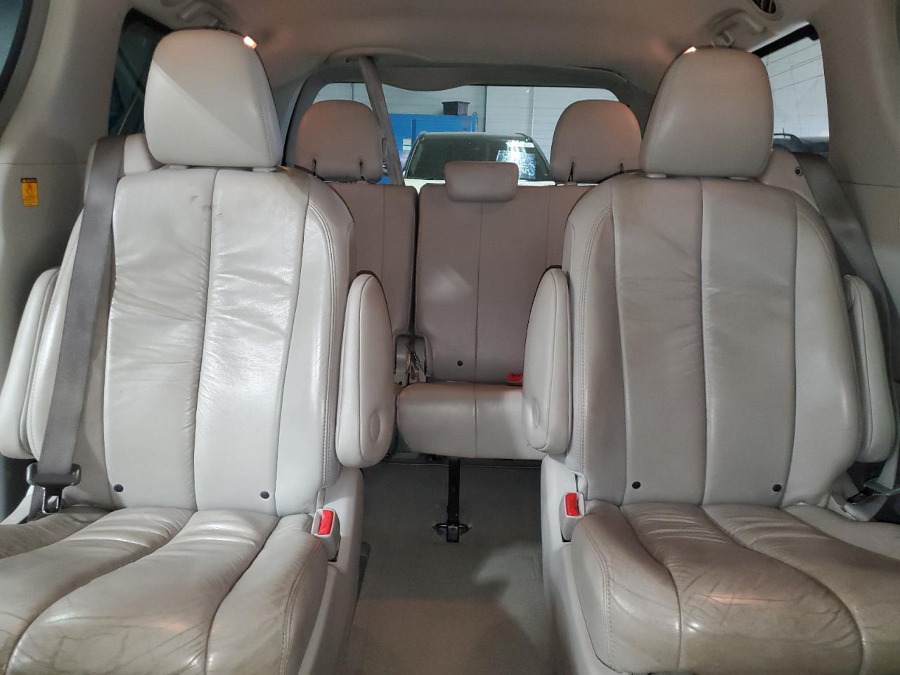 2011 TOYOTA SIENNA