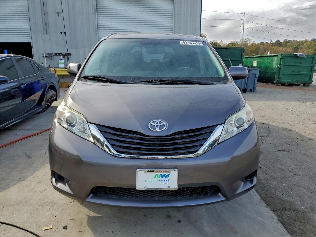 2011 TOYOTA SIENNA