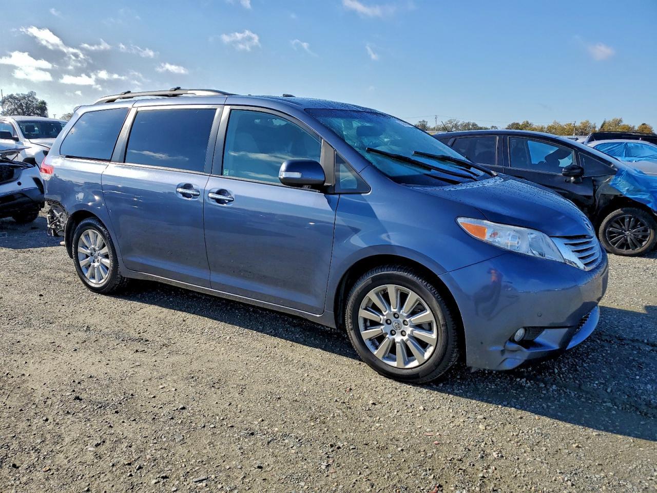 2013 TOYOTA SIENNA