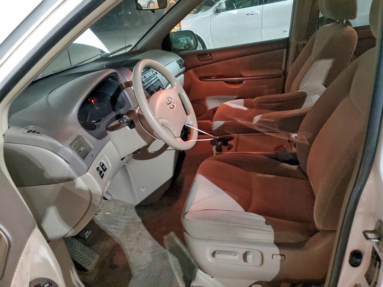 2009 TOYOTA SIENNA