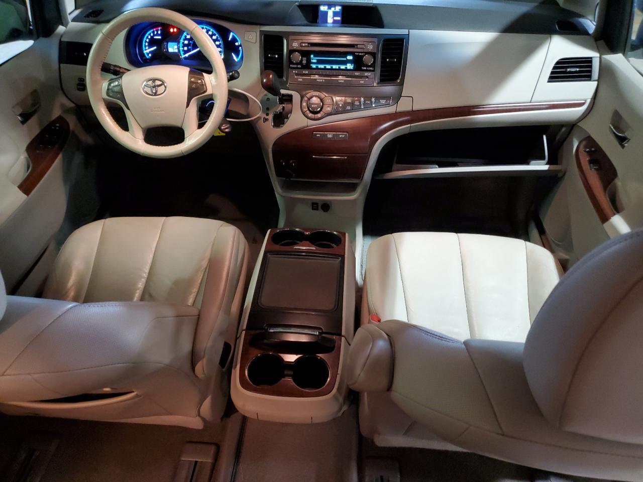 2013 TOYOTA SIENNA