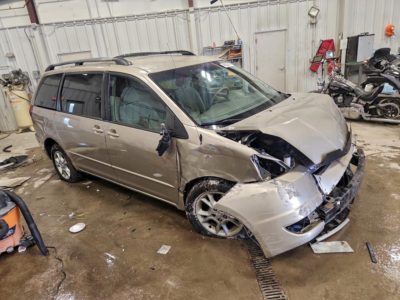 2004 TOYOTA SIENNA