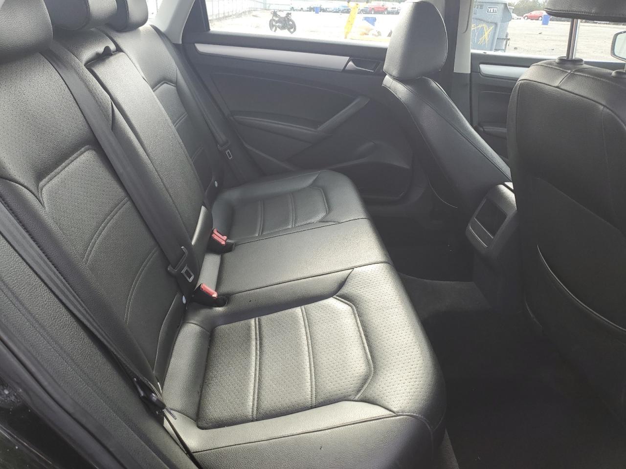 2012 VOLKSWAGEN Passat