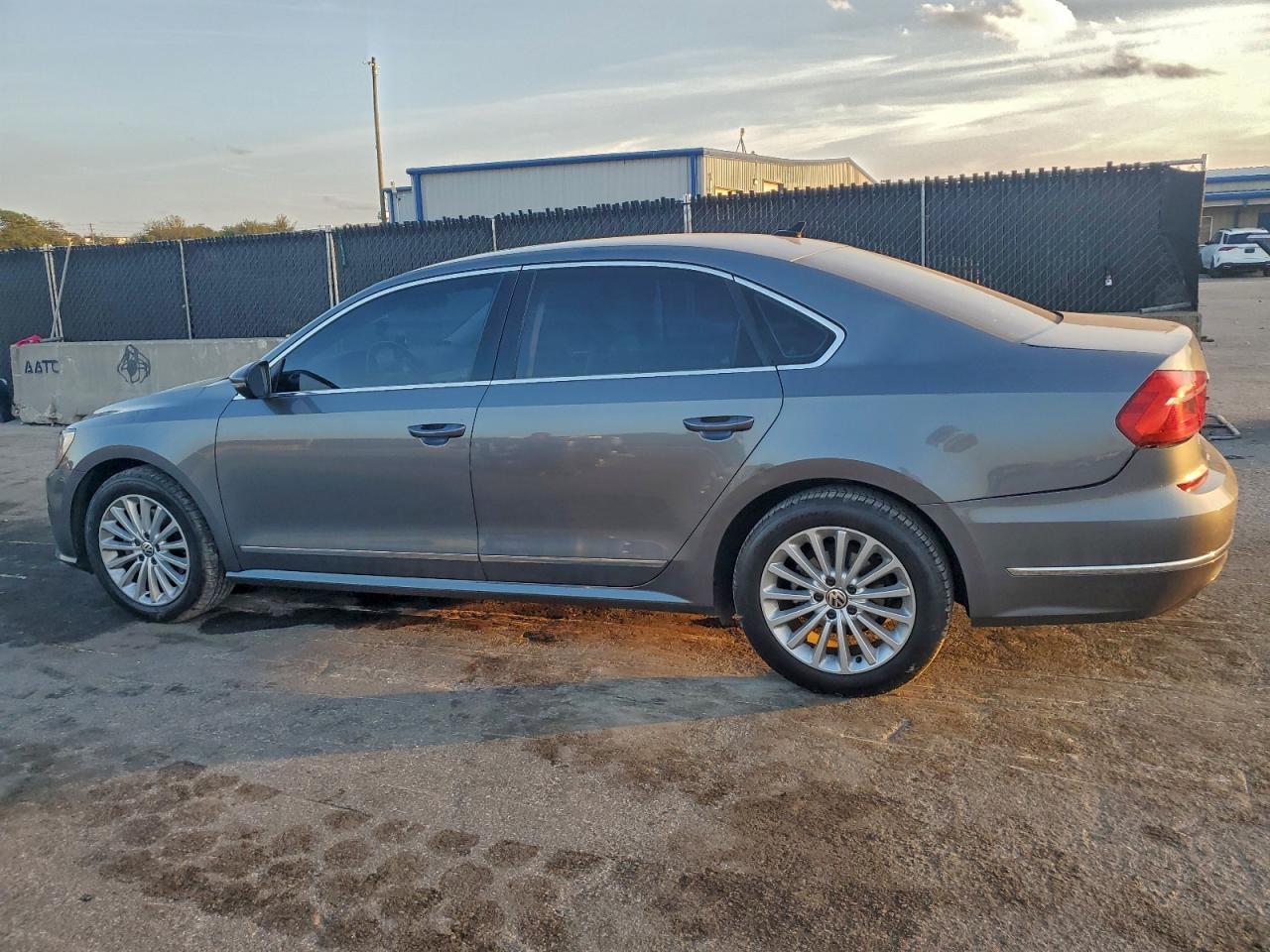 2016 VOLKSWAGEN Passat