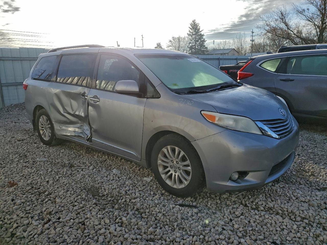 2016 TOYOTA SIENNA