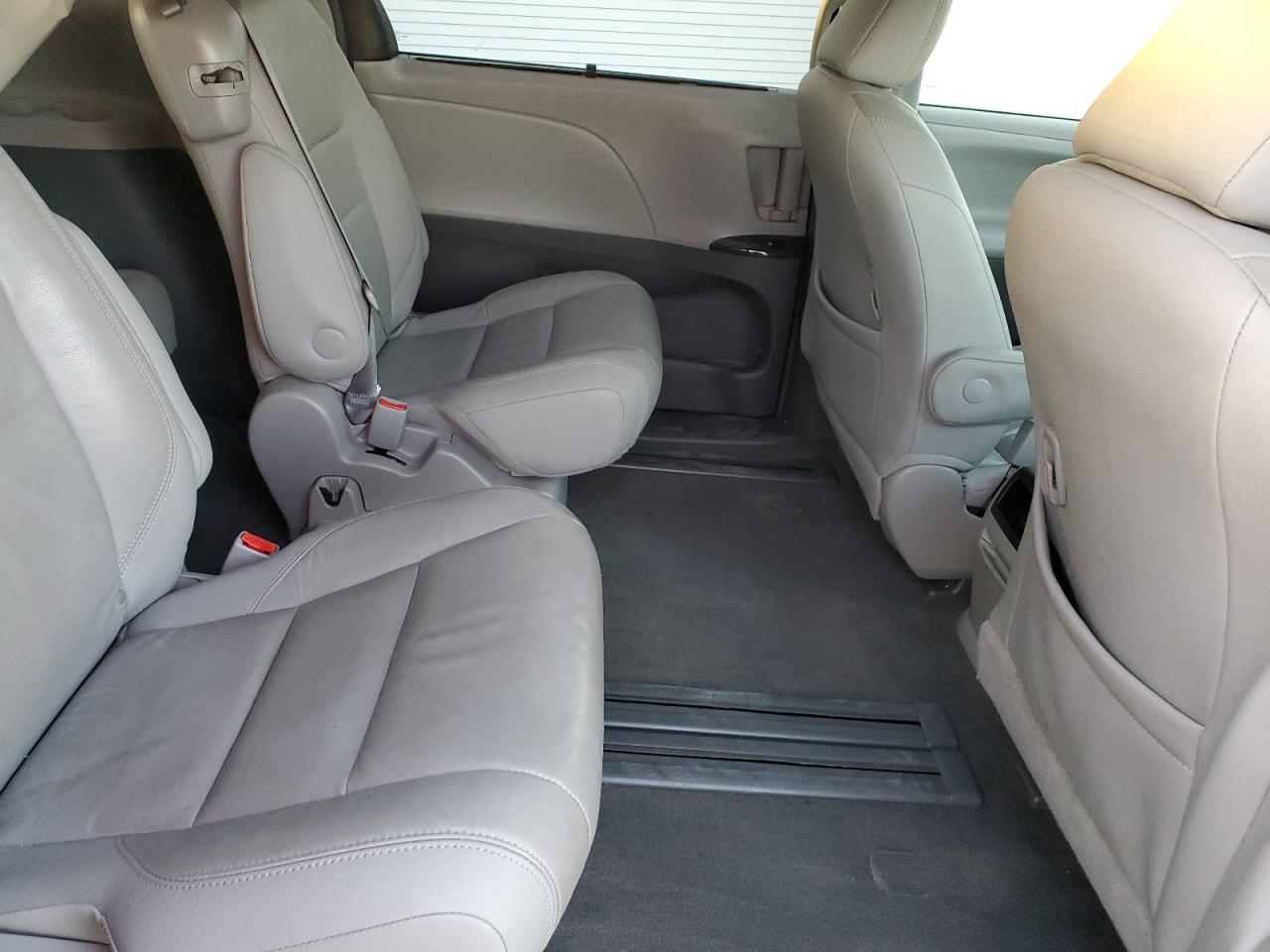 2016 TOYOTA SIENNA