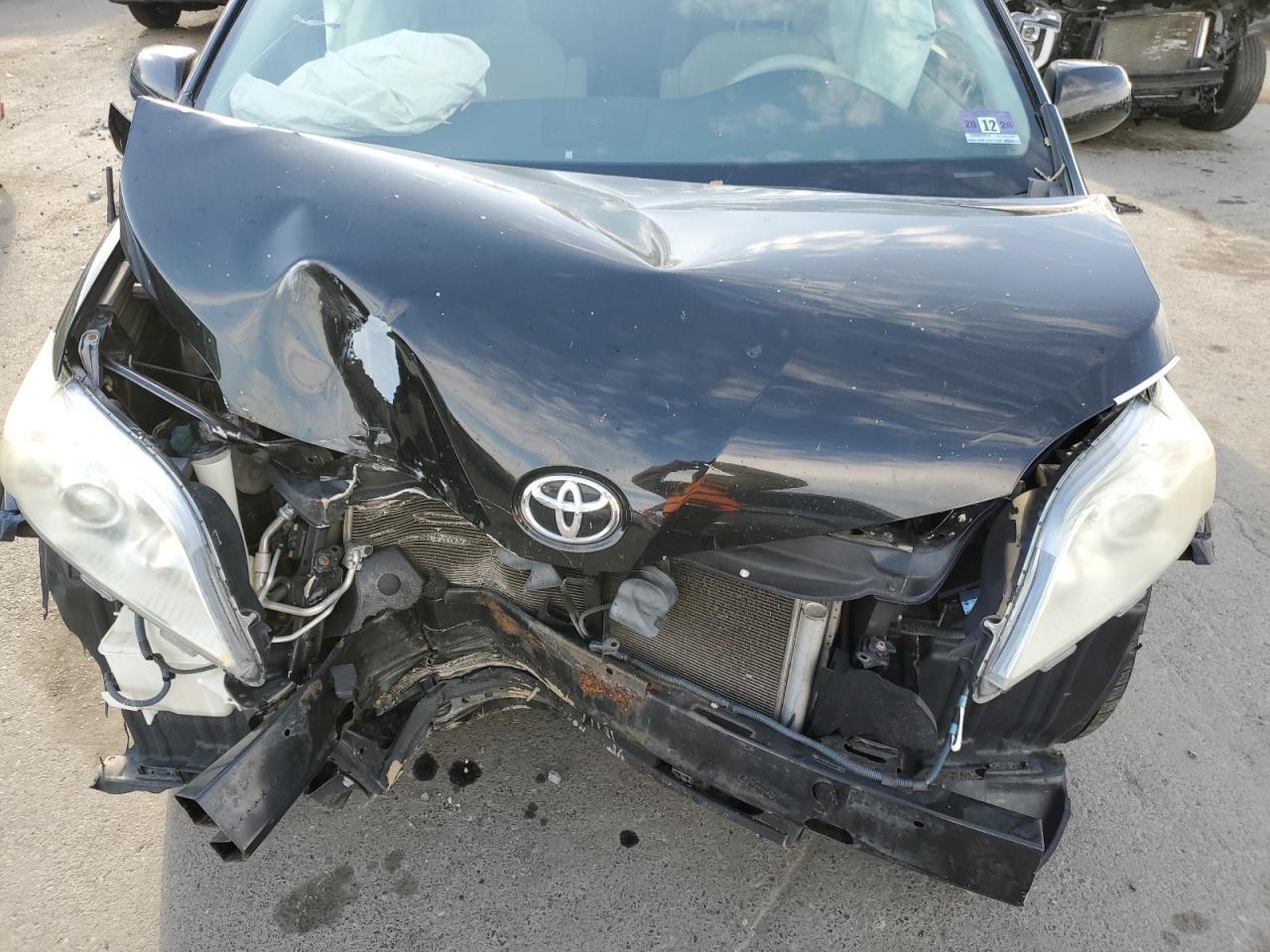 2012 TOYOTA SIENNA