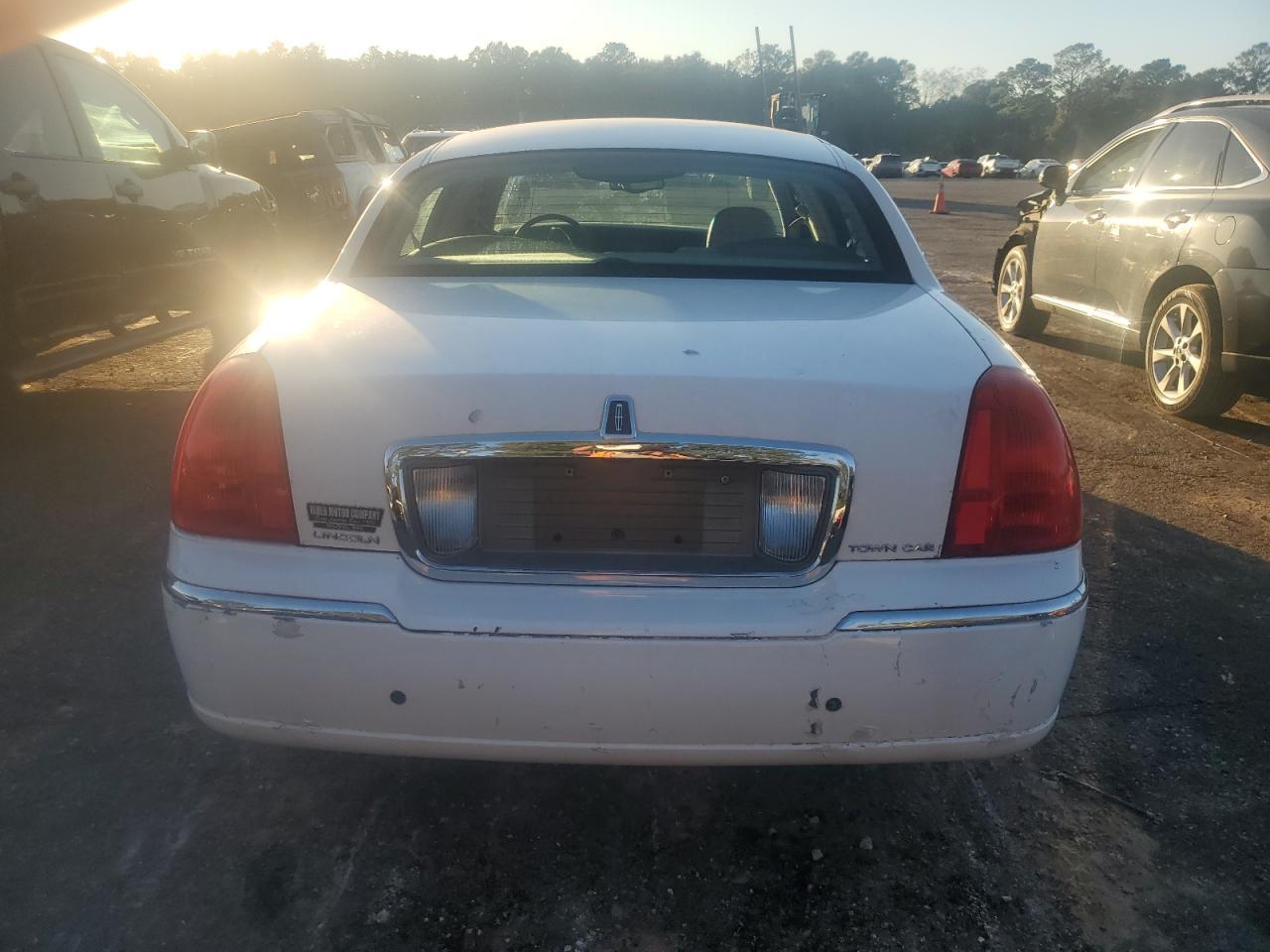 2003 LINCOLN Town Car