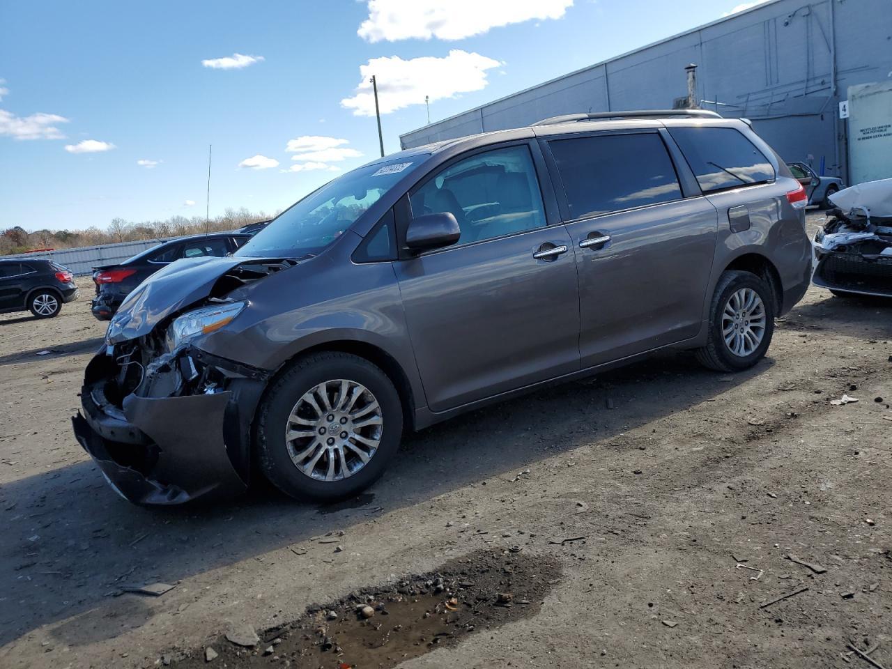 2014 TOYOTA SIENNA